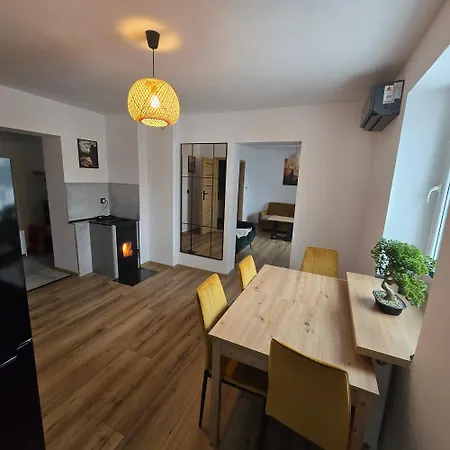 Z Kominkiem W Starej Kamiennicy *